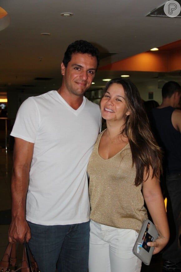 Rodrigo Lombardi e Betty Baumgarten vão ao cinema, no Rio, em 10 de dezembro de 2012