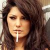 Antonia Fontenelle posa sexy segurando um cigarro apagado entre os lábios