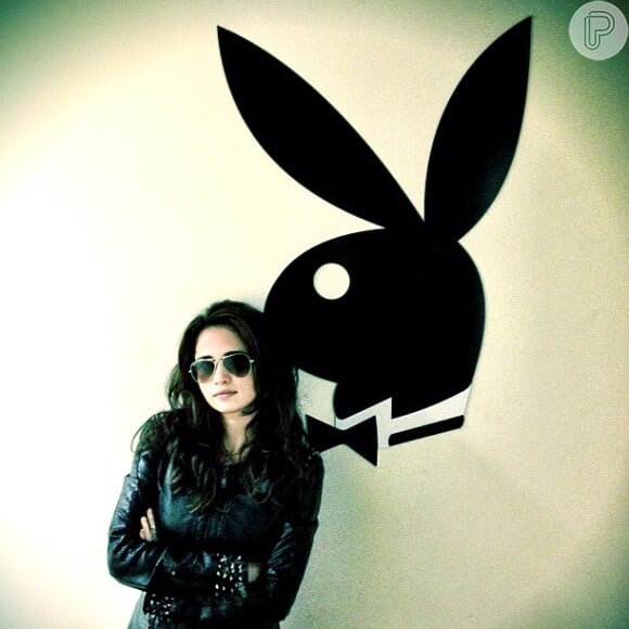 Nanda Costa posa próxina do símbolo da 'Playboy'