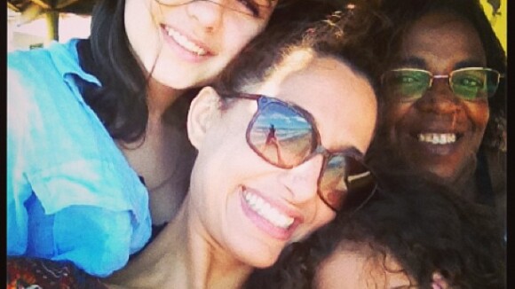 Camila Pitanga posa com a filha e a enteada no Ceará antes de estrear peça