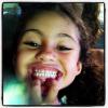 Camila Pitanga compartilhou uma foto da sua filha, Antonia, no seu colo, onde aparece exibindo os dentinhos: 'Alegria de dentes'