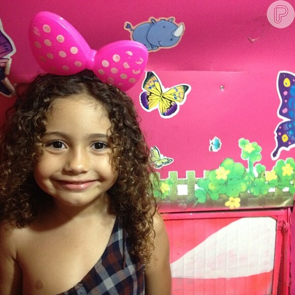 'Posso com essa borboleta', escreveu Camila Pitanga na foto que postou da filha, Antonia