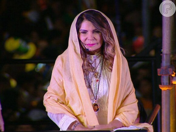 A cantora Elba Ramalho leu um pequeno trecho da Bíblia durante o evento