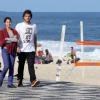 Humberto Carrão e Chandelly Braz caminham juntinhos pela orla da praia do Leblon