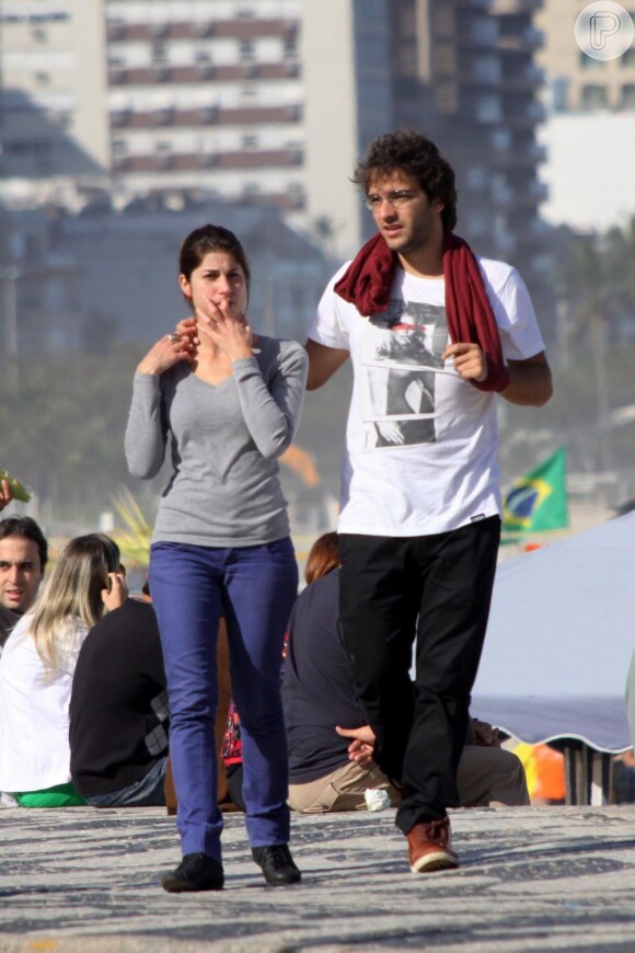 Humberto Carrão e Chandelly Braz passeiam pela orla da praia do Leblon, Zona Sul do Rio de Janeiro