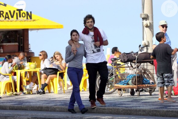 Humberto Carrão e Chandelly Braz passeiam pela orla da praia do Leblon, Zona Sul do Rio de Janeiro
