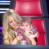 Shakira faz chamego com o primogênito nos estúdios do programa 'The Voice'
