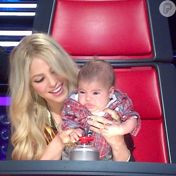 Shakira faz chamego com o primogênito nos estúdios do programa 'The Voice'