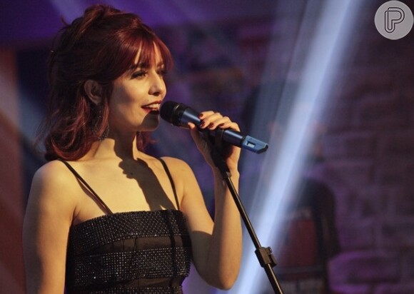 Verônica (Letícia Sabatella) usa peruca ruiva e o pseudônimo Palmira Valente quando canta no karaokê, em 'Sangue Bom'
