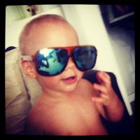 Neymar: de férias nos EUA, jogador posta foto do filho, Davi Lucca, de óculos