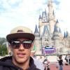 Neymar com o castelo encantado das princesas Disney ao fundo