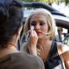 Thaissa Carvalho retoca a maquiagem nos bastidores de gravação de 'Flor do Caribe'