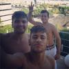 Neymar posa com os amigos Gustavo e Jô na varanda de sua nova casa na Espanha com vista para o estádio do Barcelona, time em que joga