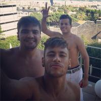 Sem camisa, Neymar e amigos curtem a nova casa do jogador na Espanha