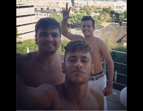 Neymar posa com os amigos Gustavo e Jô na varanda de sua nova casa na Espanha com vista para o estádio do Barcelona, time em que joga