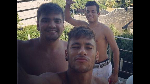 Sem camisa, Neymar e amigos curtem a nova casa do jogador na Espanha