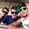 Neymar leva os amigos para passar um tempo em Barcelona, na Espanha, e curtir sua nova casa