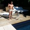 Amigo de Neymar curte piscina da casa do jogador enquanto craque treina no Barcelona