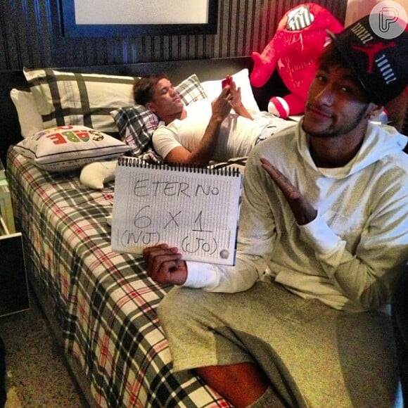 Neymar mostra a cama de sua nova casa no Instagram em que um de seus amigos está mexendo no celular