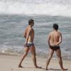 Reynaldo Gianecchini é fotografado na praia com amigo