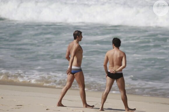 Reynaldo Gianecchini é fotografado na praia com amigo