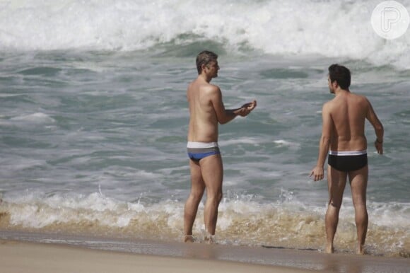 Reynaldo Gianecchini conversa com amiga em praia carioca