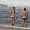 Reynaldo Gianecchini curte dia de praia com amigo, no Rio