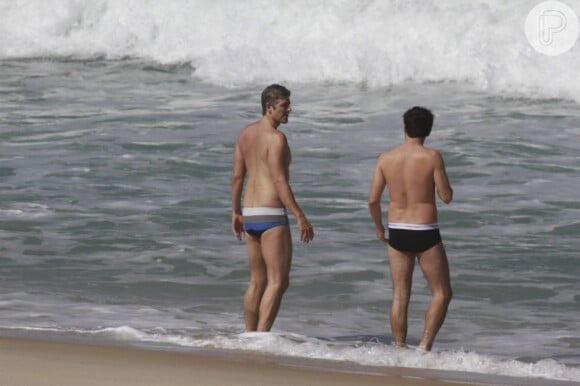 Reynaldo Gianecchini curte dia de praia com amigo, no Rio