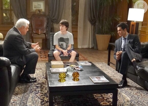 César (Antonio Fagundes) e Félix (Mateus Solano) conversam com Jonathan (Thalles Cabral) sobre sexo, em cena de 'Amor à Vida'