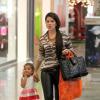 Samara Felippo passeia em shopping com a filha (Foto: Marcus Pavão)