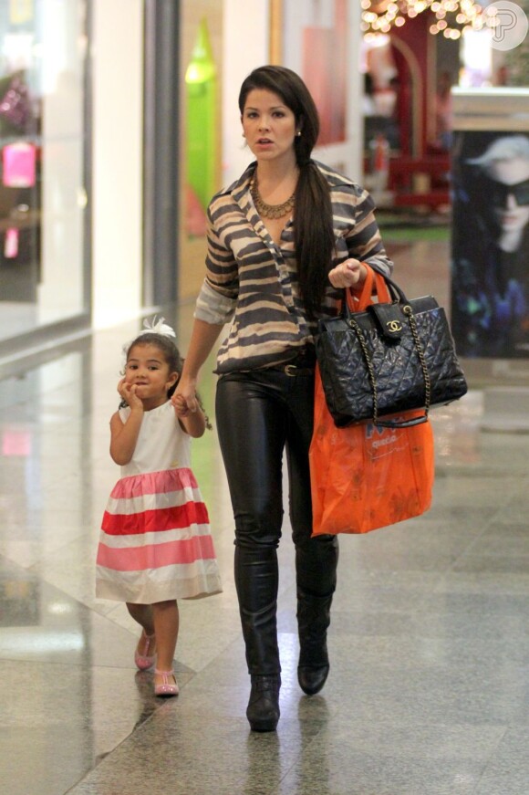 Samara Felippo passeia em shopping com a filha (Foto: Marcus Pavão)