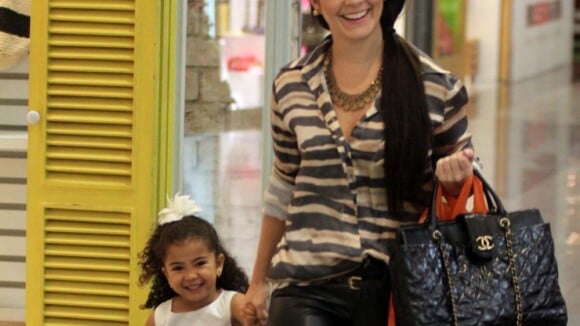 Samara Felippo, grávida de dois meses, passeia com filha em shopping