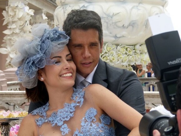 Patrícia (Maria Casadevall) se casou com Guto (Márcio Garcia), mas foi traída na lua de mel e se separou dele, em 'Amor à Vida'