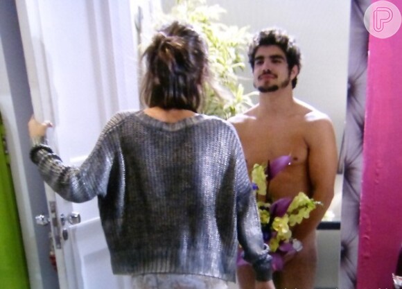 Michel (Caio Castro) tenta reconquistar Patrícia (Maria Casadevall) aparecendo pelado em seu apartamento, levando flortes, em cena de 'Amor à Vida'