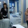 Patrícia (Maria Casadevall) flagra Michel (Caio Castro) com Silvia (Carol Castro) no conforto médico, em cena de 'Amor à Vida'