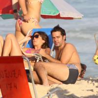 Bruno Mazzeo curte fim de tarde aos beijos com namorada, Joana Jabace, na praia