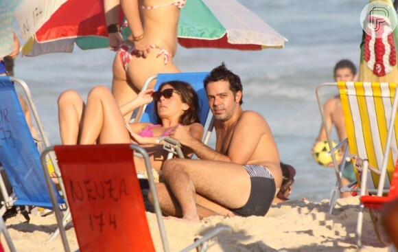 Bruno Mazzeo curtiu o fim de tarde deste sábado na praia do Leblon acompanhado da namorada, Joana Jabace, em 3 de agosto de 2013