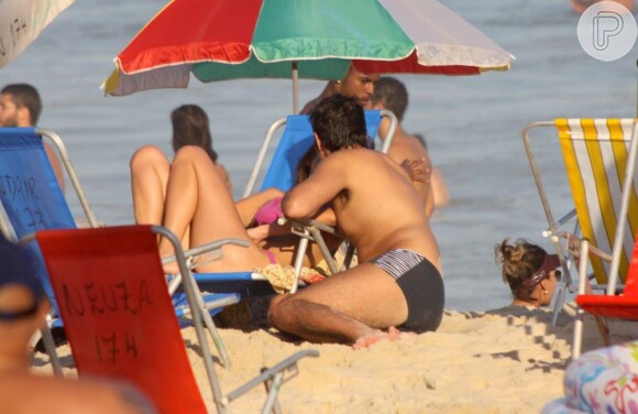 Bruno Mazzeo beijou muito a namorada, a diretora de TV Joana Jabace, que o acompanhou durante a tarde na praia neste sábado, em 3 de agosto de 2013