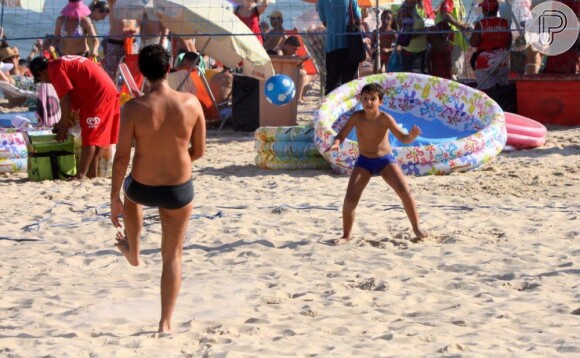 Bruno Mazzeo jogou bola com o filho João, de 7 anos, na praia do Leblon