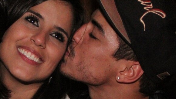 Camilla Camargo beija o ator Douglas Sampaio em palco de show, no Rio