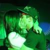 Camilla Camargo e Douglas Sampaio se beijam em palco de show da banda DTRIX, comandada pelo ator