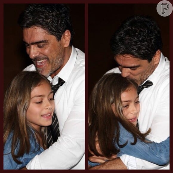 Junno Andrade abraça a filha, Luana, na pré-estreia da peça 'À Noite Todo Gato É Pardo'