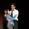 Junno Andrade recebe carinho da filha, Luana, na pré-estreia da peça 'À Noite Todo Gato É Pardo' em 5 de agosto de 2013