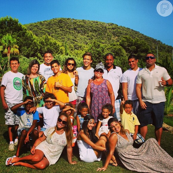 Paula Morais publica foto com a família de Ronaldo no Instagram e agradece o carinho que recebeu em Ibiza, na Espanha. A imagem foi postada em 6 de agosto de 2013