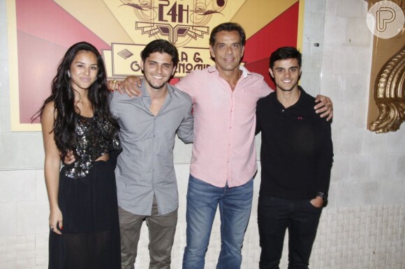 Bruno Gissoni posa com a namorada, Yanna Lavigne, com o padastro, Beto Simas, e com o irmão Felipe Simas