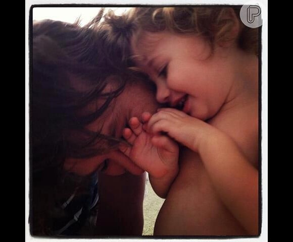 No dia do aniversário de Ella Felipa, Fábio Assunção postou uma foto com um declaração para a filha: 'Dois anos de vida da minha pimpolhinha!! Esse presente que Deus me deu. Te amo'
