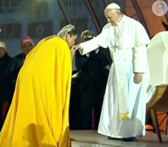Fafá de Belém beijou a mão do Papa Francisco durante o show de acolhida ao Papa Francisco na Jornada Mundial da Juventude, realizada na Praia de Copacabana, em junho deste ano