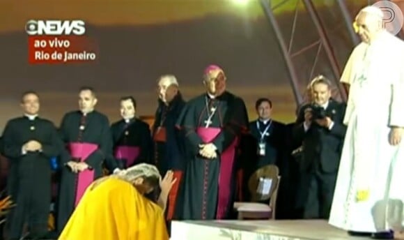 Fafá de Belém fez reverência ao Papa Francisco durante o show de acolhida na Jornada Mundial da Juventude, no Rio de Janeiro