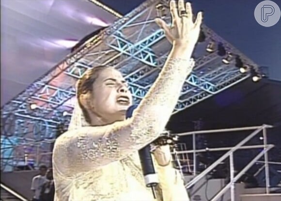 Fafá de Belém canta para o papa João Paulo II em 1997, no Maracanã, no Rio de Janeiro