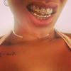 Rihanna postou foto usando dente de ouro em forma de arma